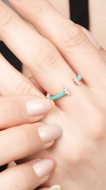 Onun için Değerli Altın ve Elmas Mücevherler