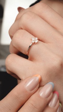 Onun için Değerli Altın ve Elmas Mücevherler