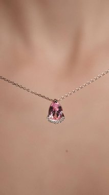 Her Tarz İçin Parlayan Elmas ve Altın Mücevher