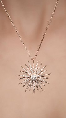 Her Tarz İçin Parlayan Elmas ve Altın Mücevher