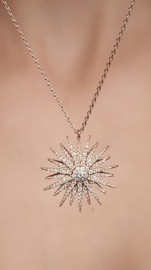 Her Tarz İçin Parlayan Elmas ve Altın Mücevher