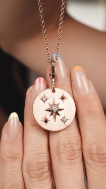 Elmas ve Altınla El Yapımı Lüks Mücevherler