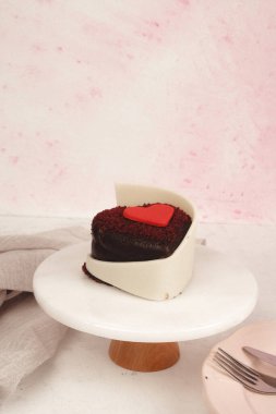 Renkli şekerli lezzetli doğum günü pastası.