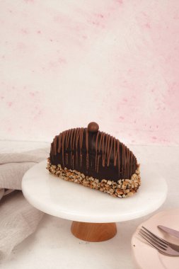 Renkli şekerli lezzetli doğum günü pastası.