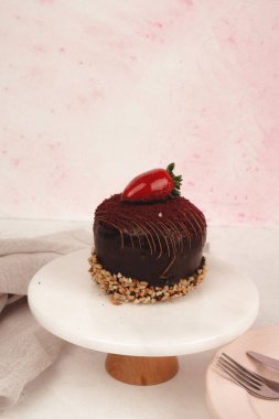 Renkli şekerli lezzetli doğum günü pastası.