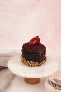 Renkli şekerli lezzetli doğum günü pastası.