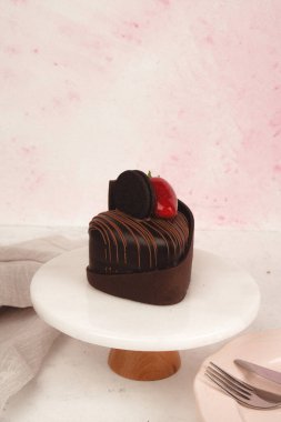 Renkli şekerli lezzetli doğum günü pastası.