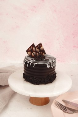 Renkli şekerli lezzetli doğum günü pastası.