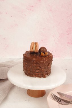 Renkli şekerli lezzetli doğum günü pastası.