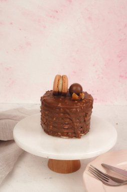 Renkli şekerli lezzetli doğum günü pastası.