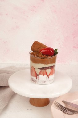 Kırsal Tahta Masa Üzerinde Zarif Katmanlı Kek