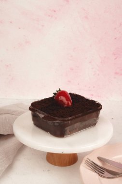 Kırsal Tahta Masa Üzerinde Zarif Katmanlı Kek