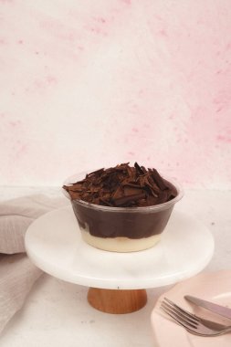 Kırsal Tahta Masa Üzerinde Zarif Katmanlı Kek