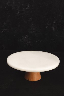 Boş mermer tabağı olan minimalist bir yemek tasarımı. 