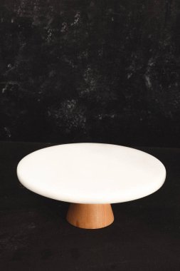 Boş mermer tabağı olan minimalist bir yemek tasarımı. 