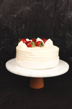 Çilekli ve çiçekli çikolatalı pasta.