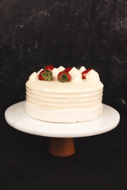 Çilekli ve çiçekli çikolatalı pasta.