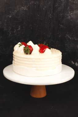 Çilekli ve çiçekli çikolatalı pasta.