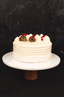 Çilekli ve çiçekli çikolatalı pasta.