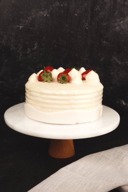 Çilekli ve çiçekli çikolatalı pasta.