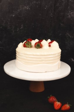 Çilekli ve çiçekli çikolatalı pasta.