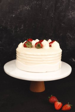 Çilekli ve çiçekli çikolatalı pasta.