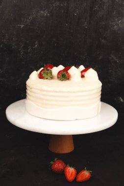 Çilekli ve çiçekli çikolatalı pasta.