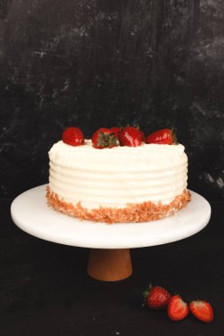 Çilekli ve çiçekli çikolatalı pasta.