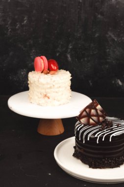 Kırsal Tahta Masa Üzerinde Zarif Katmanlı Kek