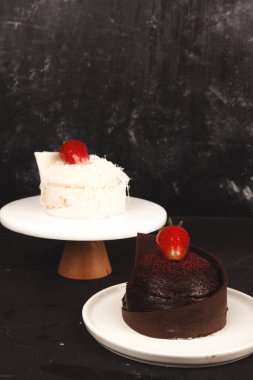 Kırsal Tahta Masa Üzerinde Zarif Katmanlı Kek