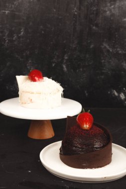 Kırsal Tahta Masa Üzerinde Zarif Katmanlı Kek