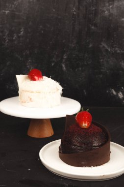 Kırsal Tahta Masa Üzerinde Zarif Katmanlı Kek