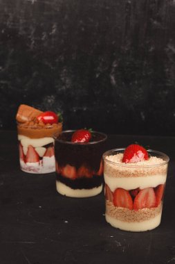 Kırsal Tahta Masa Üzerinde Zarif Katmanlı Kek