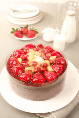 Doğal Işıkta Ev Yapımı Kremalı Kek