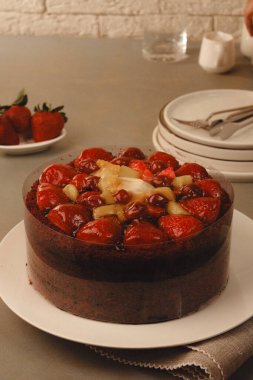 Doğal Işıkta Ev Yapımı Kremalı Kek