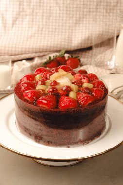 Doğal Işıkta Ev Yapımı Kremalı Kek