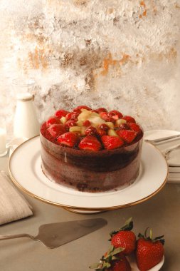 Doğal Işıkta Ev Yapımı Kremalı Kek