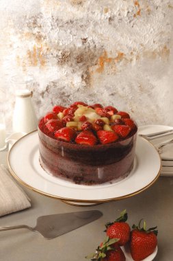 Doğal Işıkta Ev Yapımı Kremalı Kek