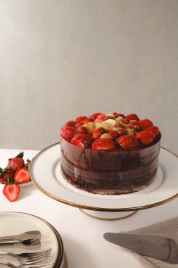 Beyaz Arkaplanda Renkli Meyveli Kek