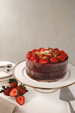 Beyaz Arkaplanda Renkli Meyveli Kek