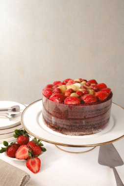 Beyaz Arkaplanda Renkli Meyveli Kek