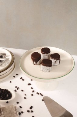 Yumuşak çikolata jöleli tatlı, hoşgörülü ekler.