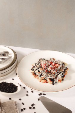 Akçaağaç şurubuyla ahşap bir tabakta waffle.