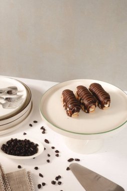 Yumuşak çikolata jöleli tatlı, hoşgörülü ekler.