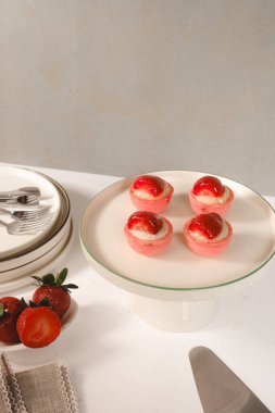 Yumuşak çikolata jöleli tatlı, hoşgörülü ekler.