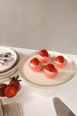 Yumuşak çikolata jöleli tatlı, hoşgörülü ekler.