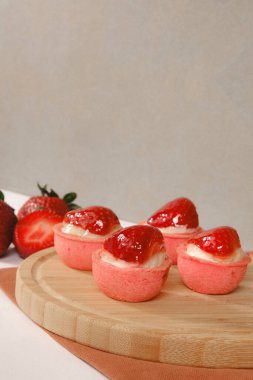 Yumuşak çikolata jöleli tatlı, hoşgörülü ekler.