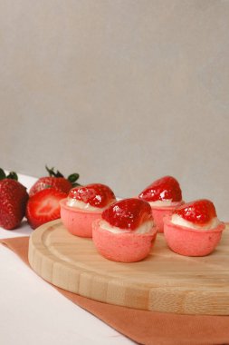 Yumuşak çikolata jöleli tatlı, hoşgörülü ekler.