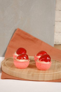 Yumuşak çikolata jöleli tatlı, hoşgörülü ekler.