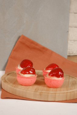 Yumuşak çikolata jöleli tatlı, hoşgörülü ekler.